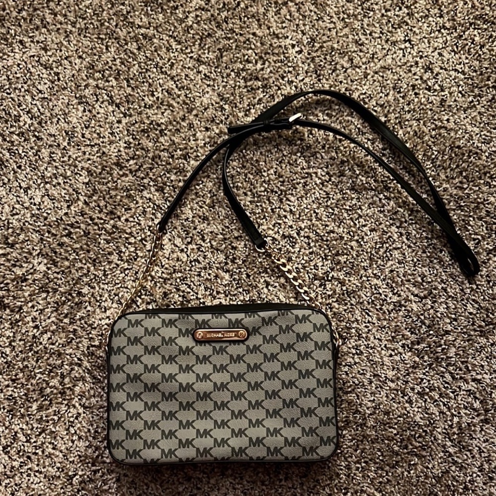 Michael Kors crossbody bag in LIKE NEW condition 🤍